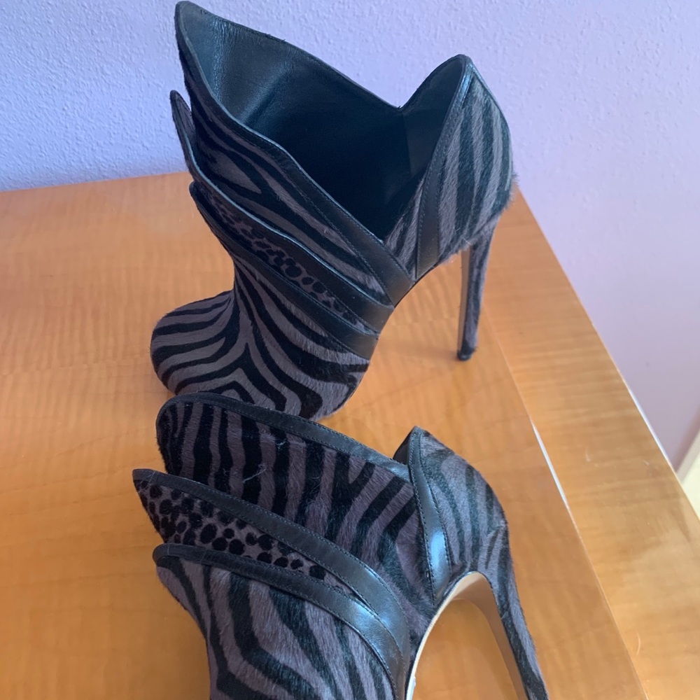 Alejandro Ingelmo ‘Origami’ pony hair bootiesSz 37